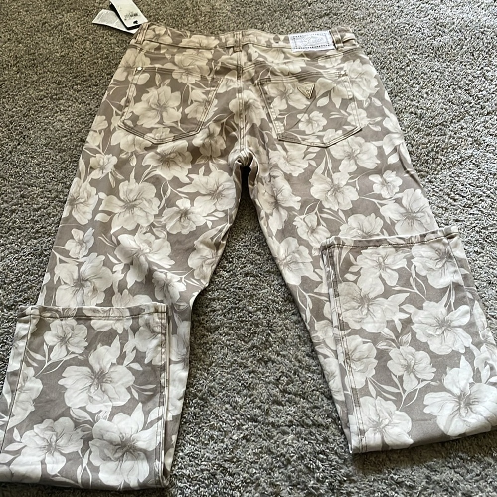 NWT Guess Floral Jeans. - Picture 7 of 8